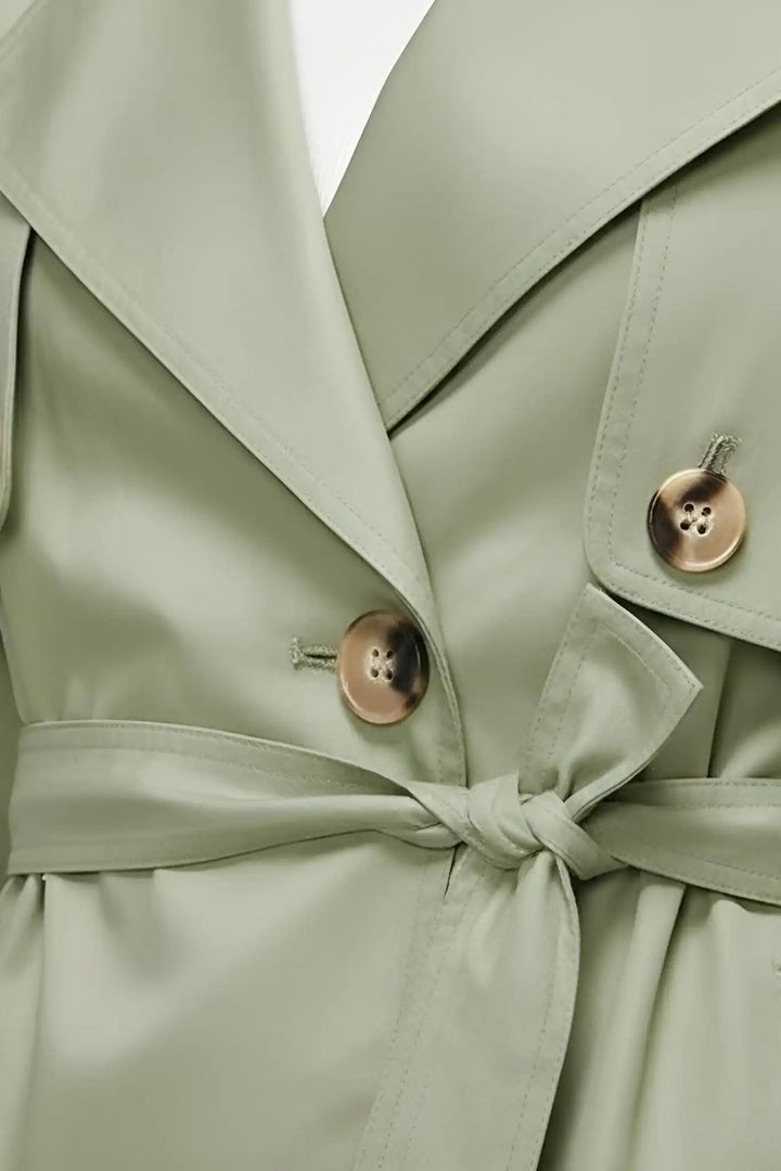 EIRIS – British Spring Trench Coat – Close-up of lapel and button craftsmanship