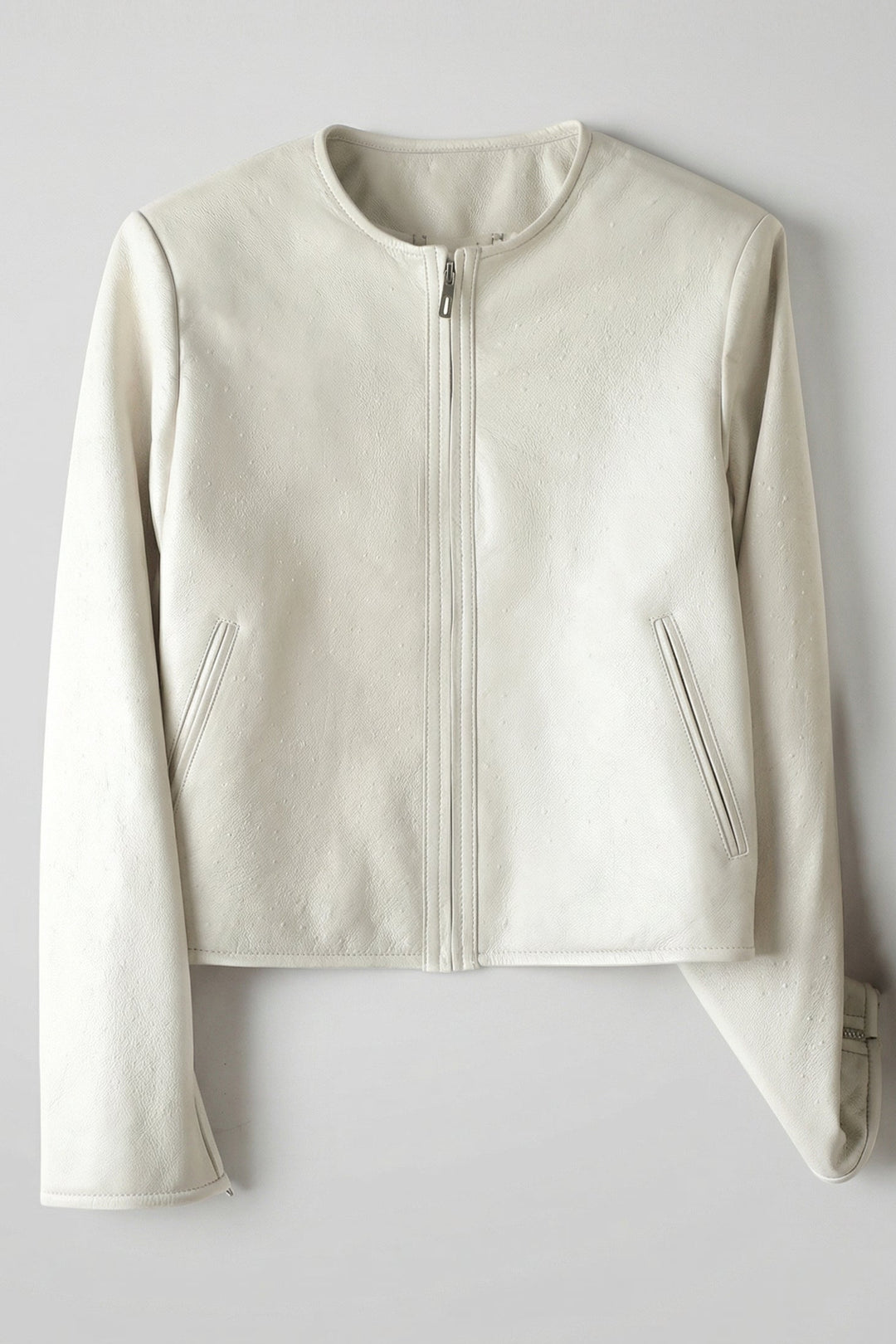 KENNA - White leather jacket, close-up of zipper, textured finish