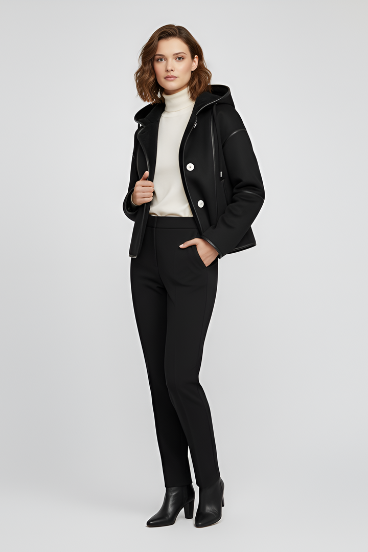 Side profile of the YALVINE short winter jacket with wool lining and functional pockets.