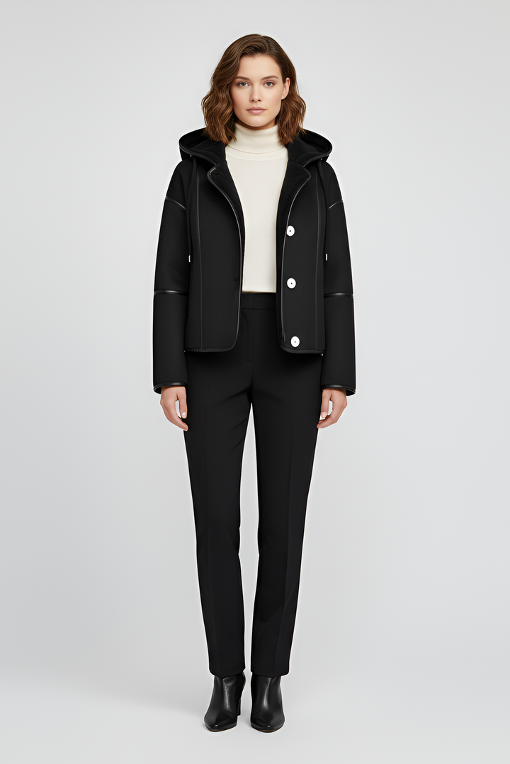 Side profile of the YALVINE short winter jacket with wool lining and functional pockets.