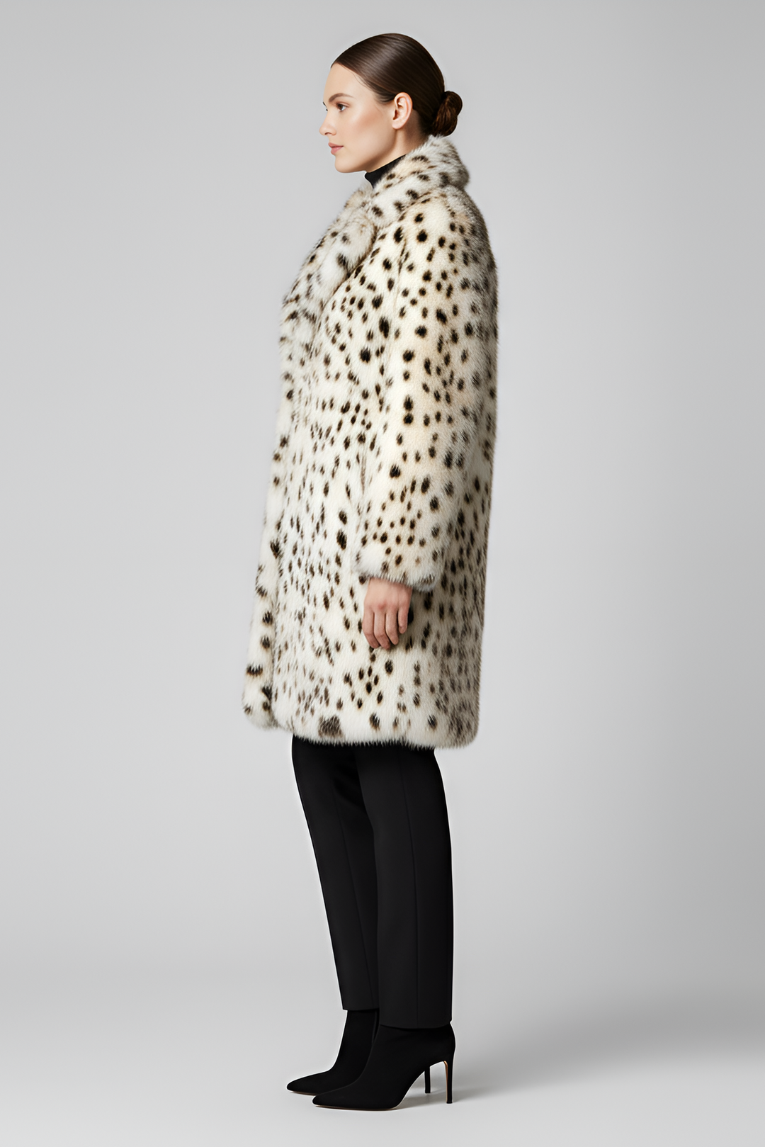 Woman styling the LEOVARA leopard coat with a winter outfit.